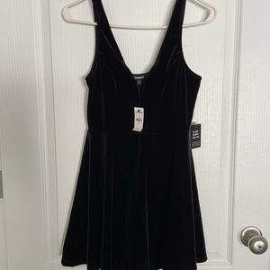 NWT Express Sleeveless Sweetheart Little Black Dress in Velvet (XS)